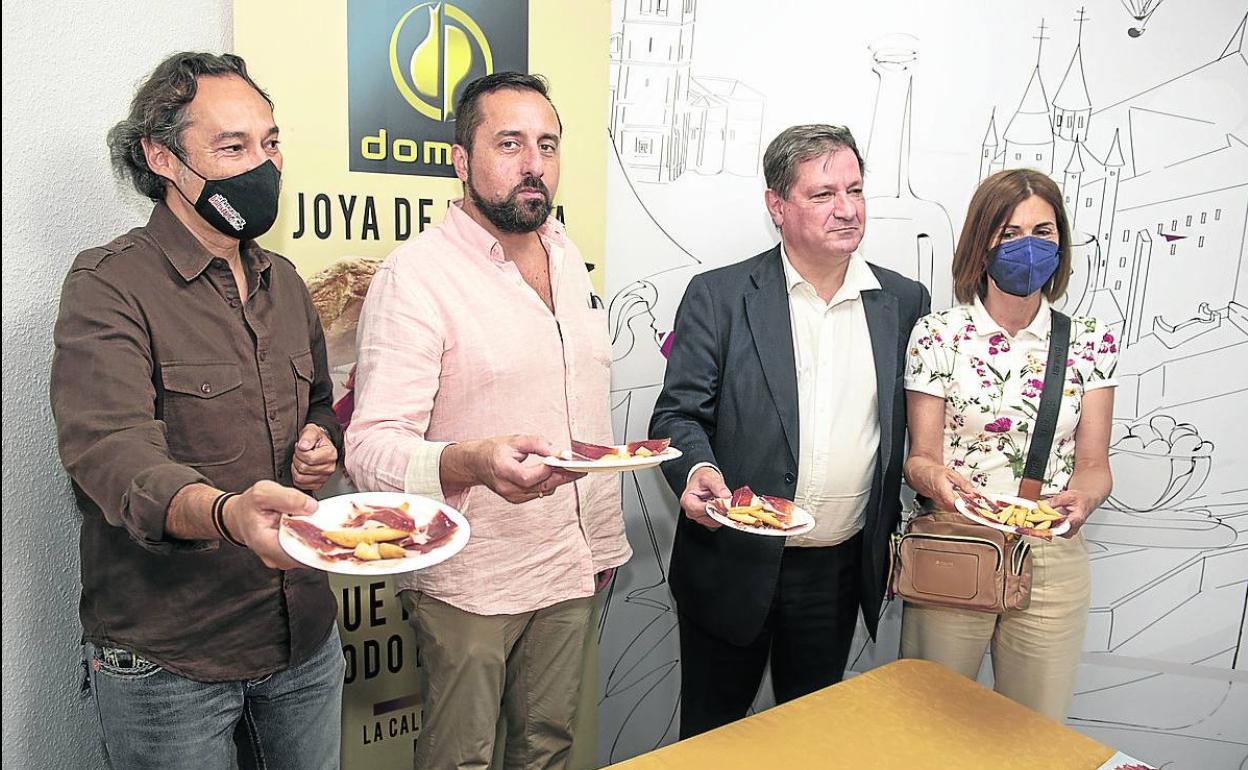 Santi Sánchez (i), junto a representantes del sector y la diputada Magdalena Rodríguez, ayer. 