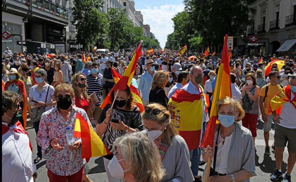 Vista general a la altura de la calle Goya de la manifestación convocada por la plataforma Unión 78, este domingo, en la Plaza de Colón de Madrid.