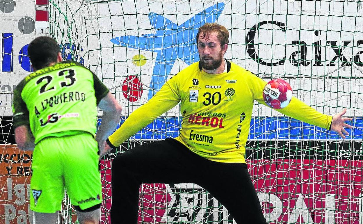 Patotski, portero del Nava, durante un partido. 