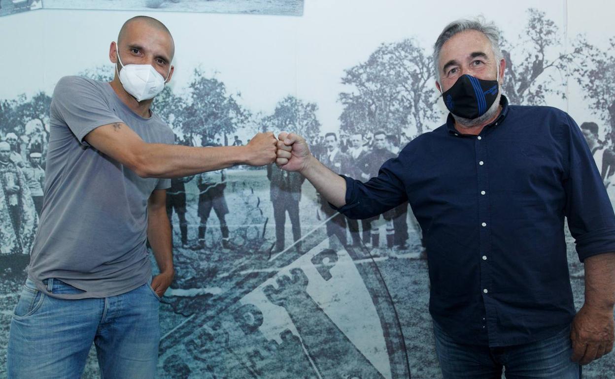 Yuri, en una imagen de su renovación con el presidente del club. 