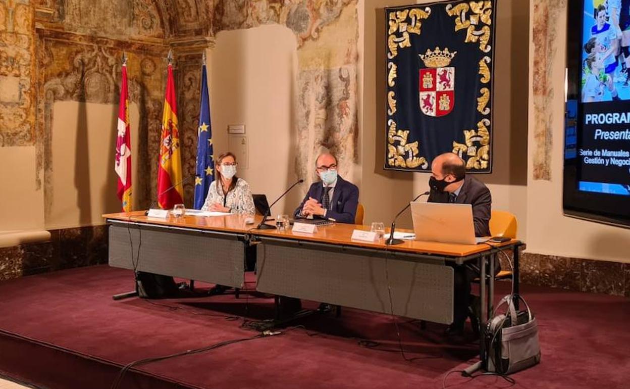 María Perrino y Javier Ortega durante la presentación 