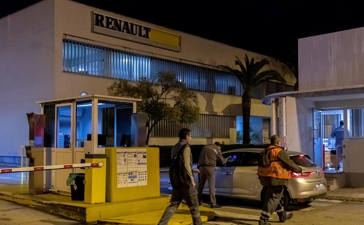 Control de entrada de los trabajadores de la factoría de Renault de Sevilla.
