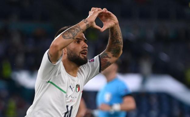 Lorenzo Insigne celerba el gol. 