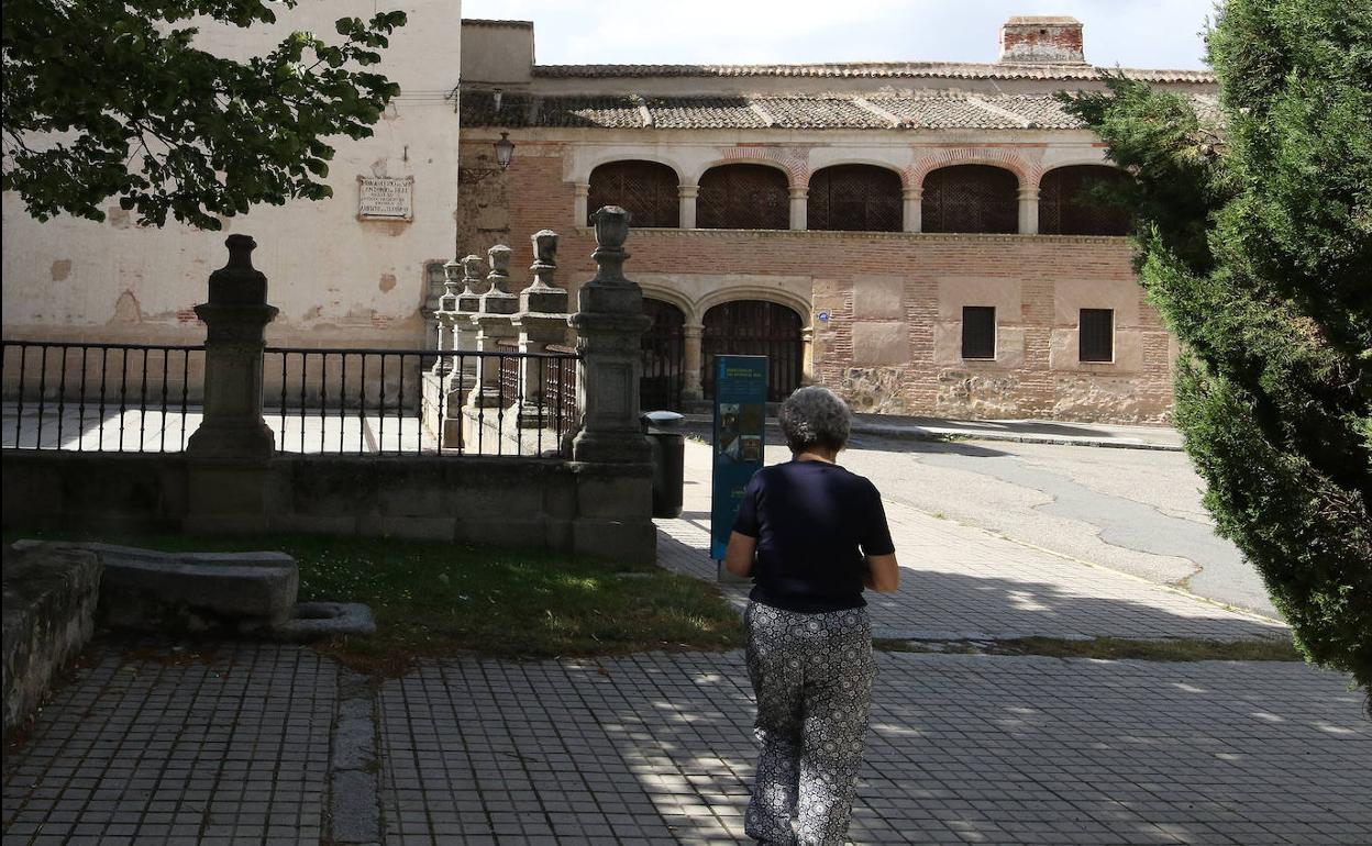 Una mujer pasea este martes por en entorno del convento de San Antonio el Real en Segovia. 