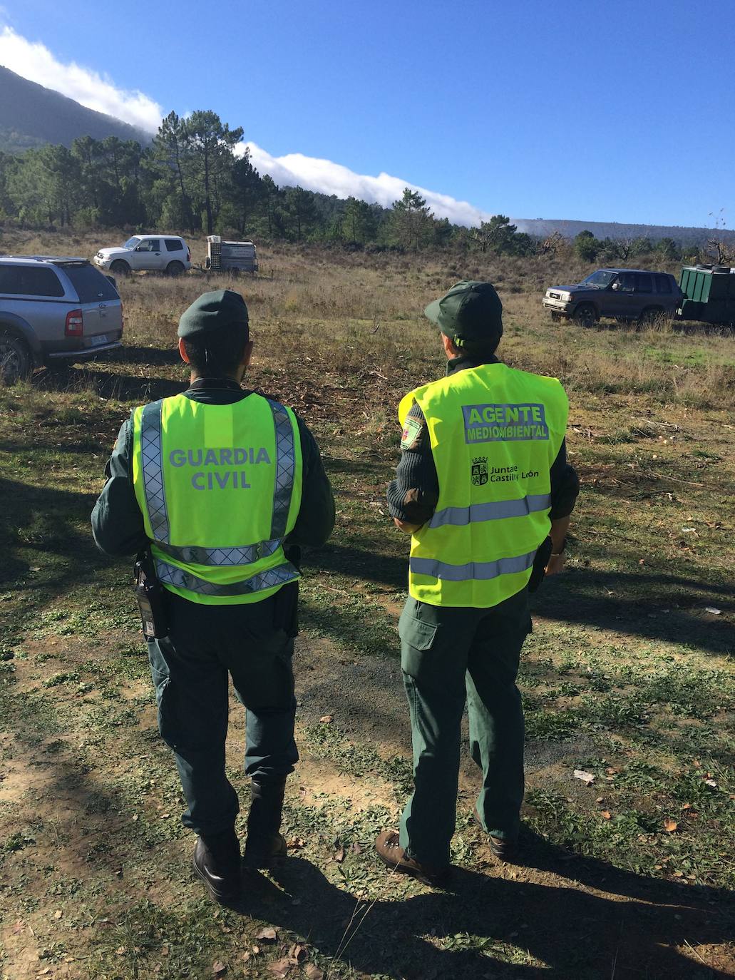 Un agente del Seprona junto a uno de la Junta en una caceria en la provincia de Segovia.