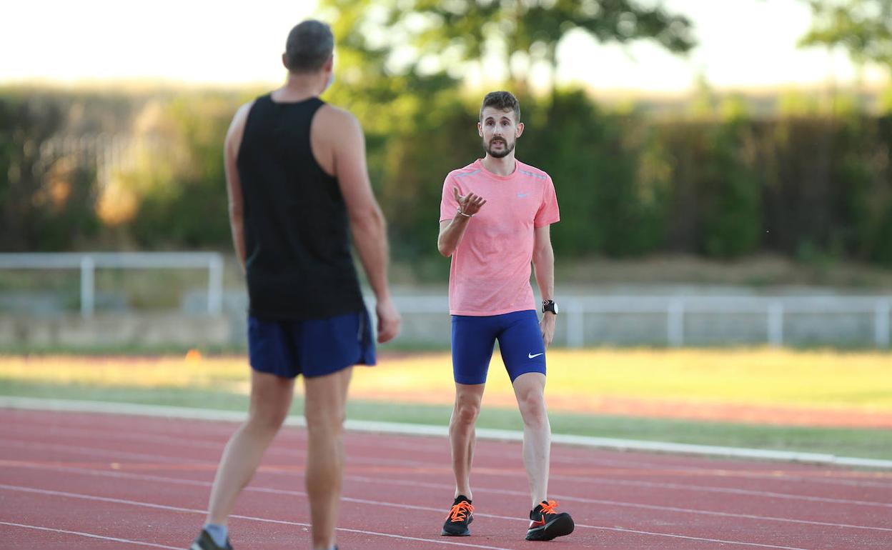 Álvaro de Arriba, con su entrenador Juan Carlos Fuentes. 