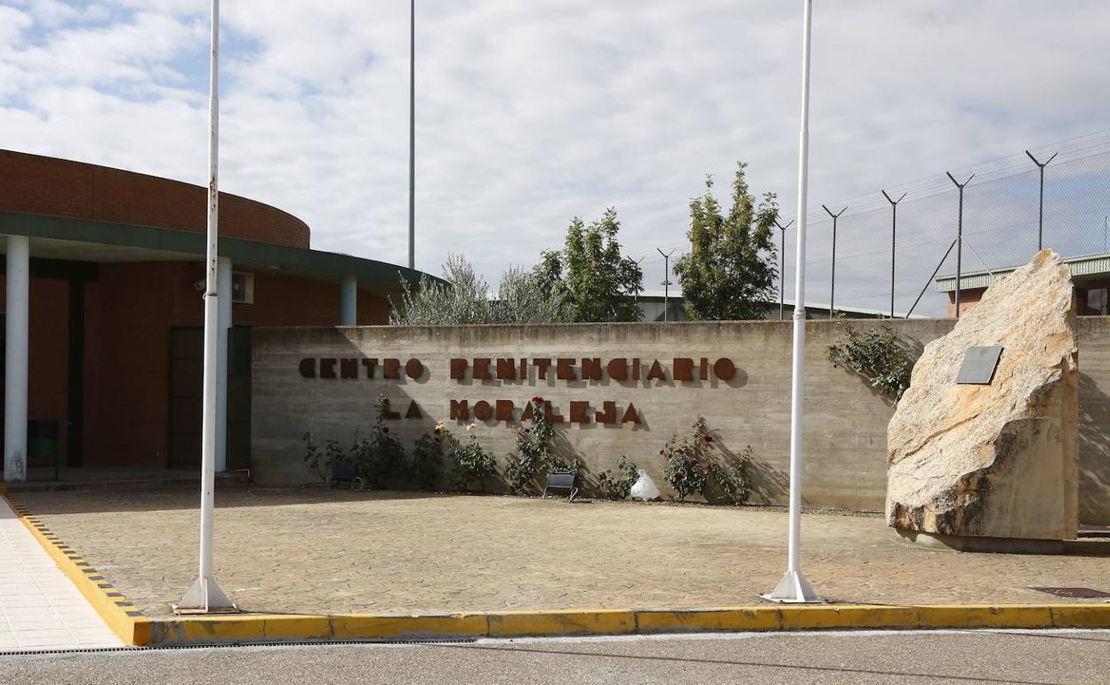 Un preso de Dueñas sin permisos ni 'vis a vis' culpa al centro de su contagio de covid