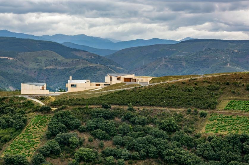 Bodega Descendientes J. Palacios, en Corullón, El Bierzo (León). Obra de Rafael Moneo.