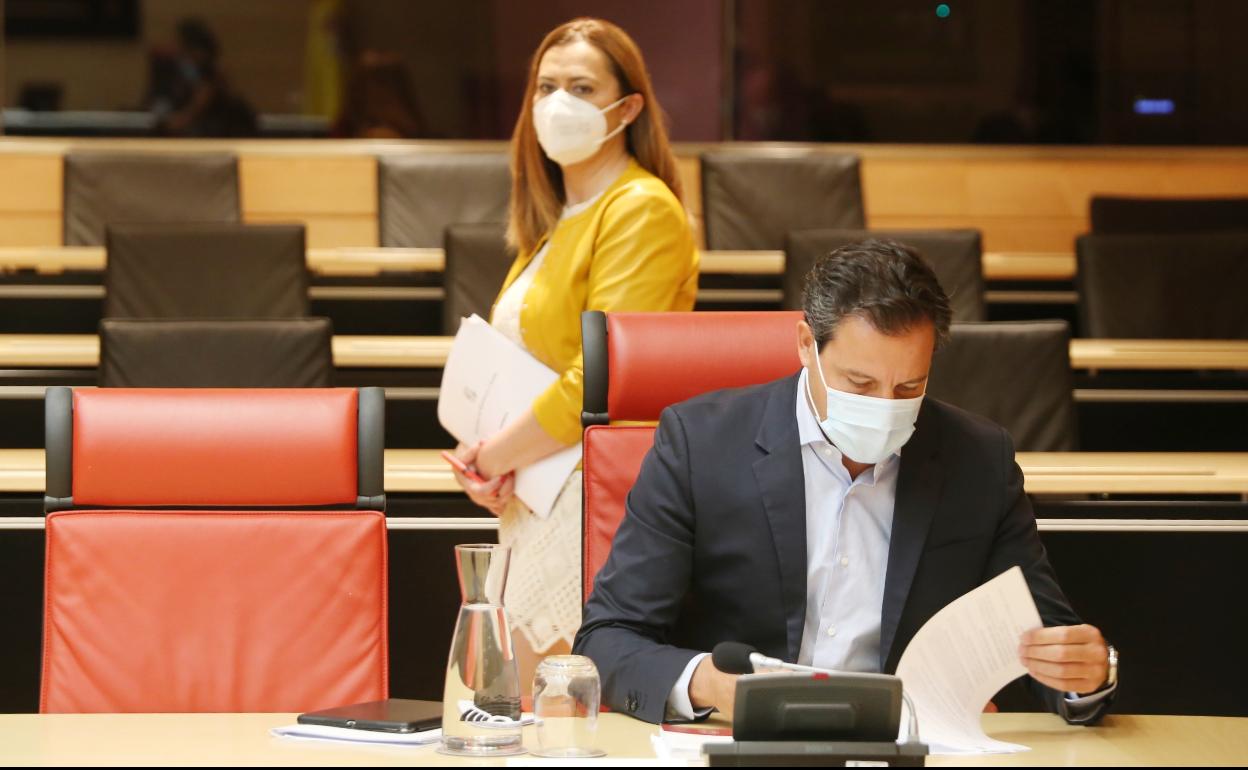 La socialista Virginia Barcones pasa al lado del popular Raúl de la Hoz en la Junta de Portaces de este viernes.