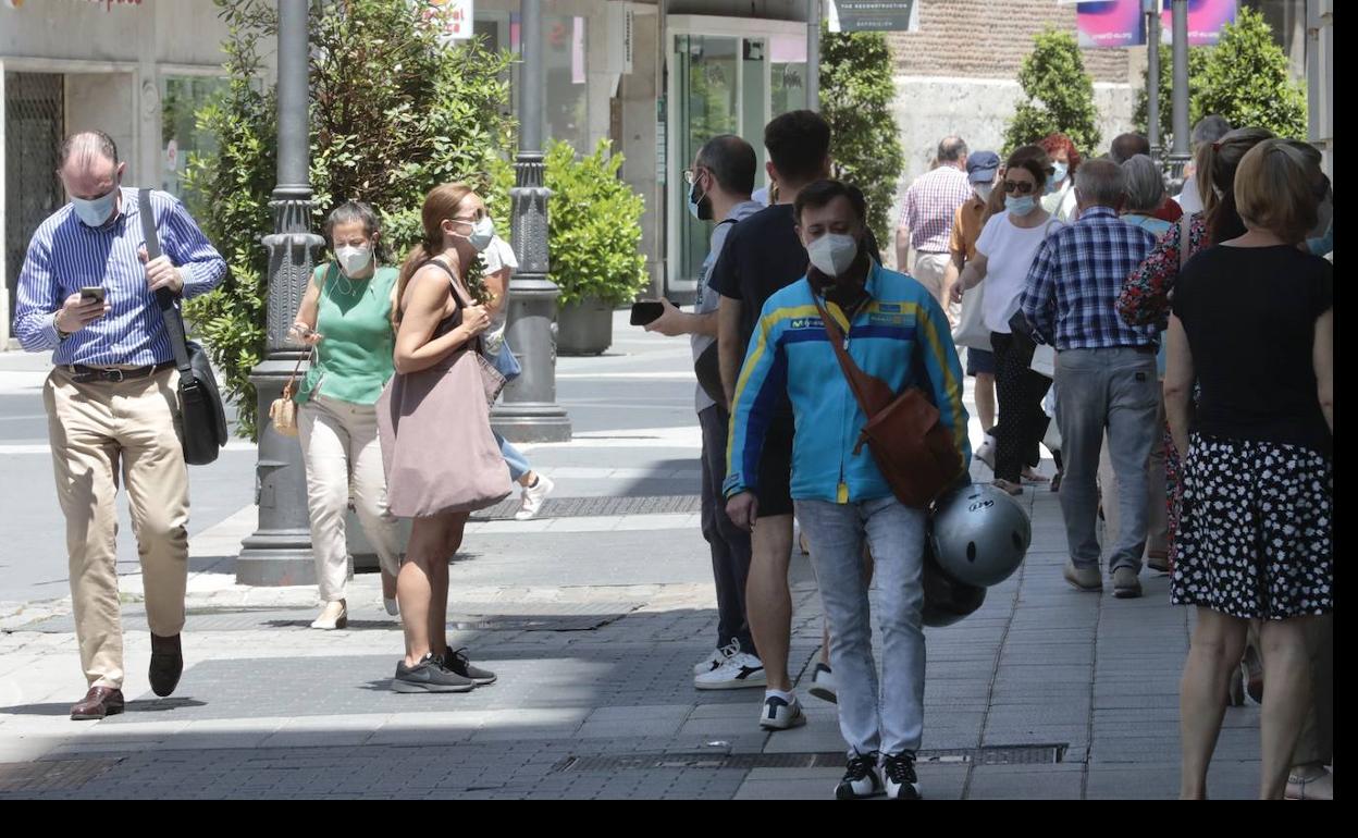 La calle Santiago de Valladolid, con numerosos viandantes.