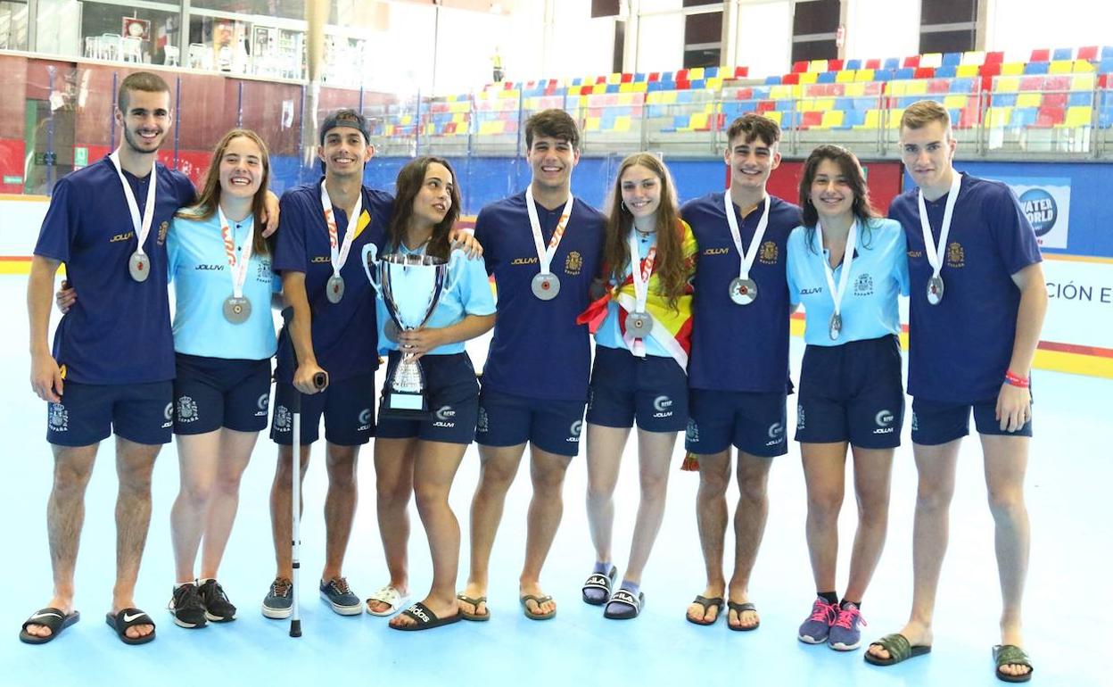 Grupo de medallistas del Club de Patinaje en Línea Valladolid. 