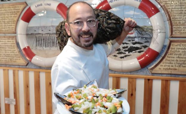 José Manuel González. El cocinero de La Mejillonera muestra tres clásicas recetas para disfrutar del molusco que da nombre a su histórico establecimiento vallisoletano. 