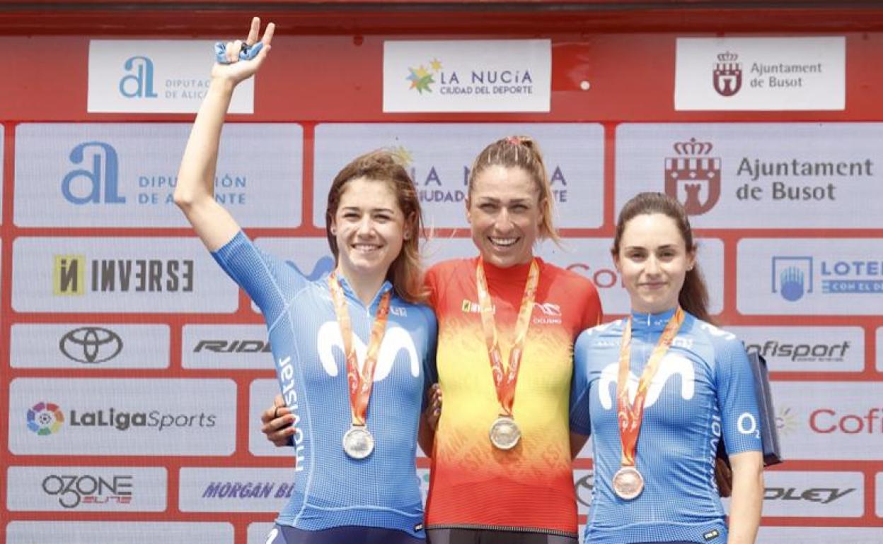 Sara Martín, a la izquierda, levanta el brazo como subcampeona de España CRI.