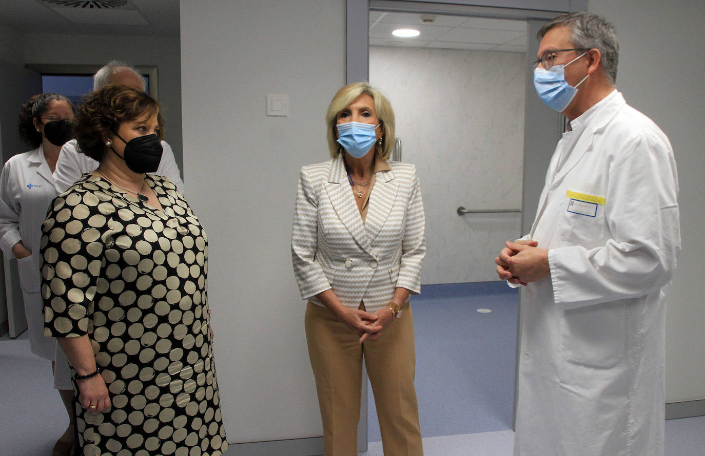 La consejera de Sanidad, Verónica Casado (centro), durante su visita al Hospital General de Segovia.