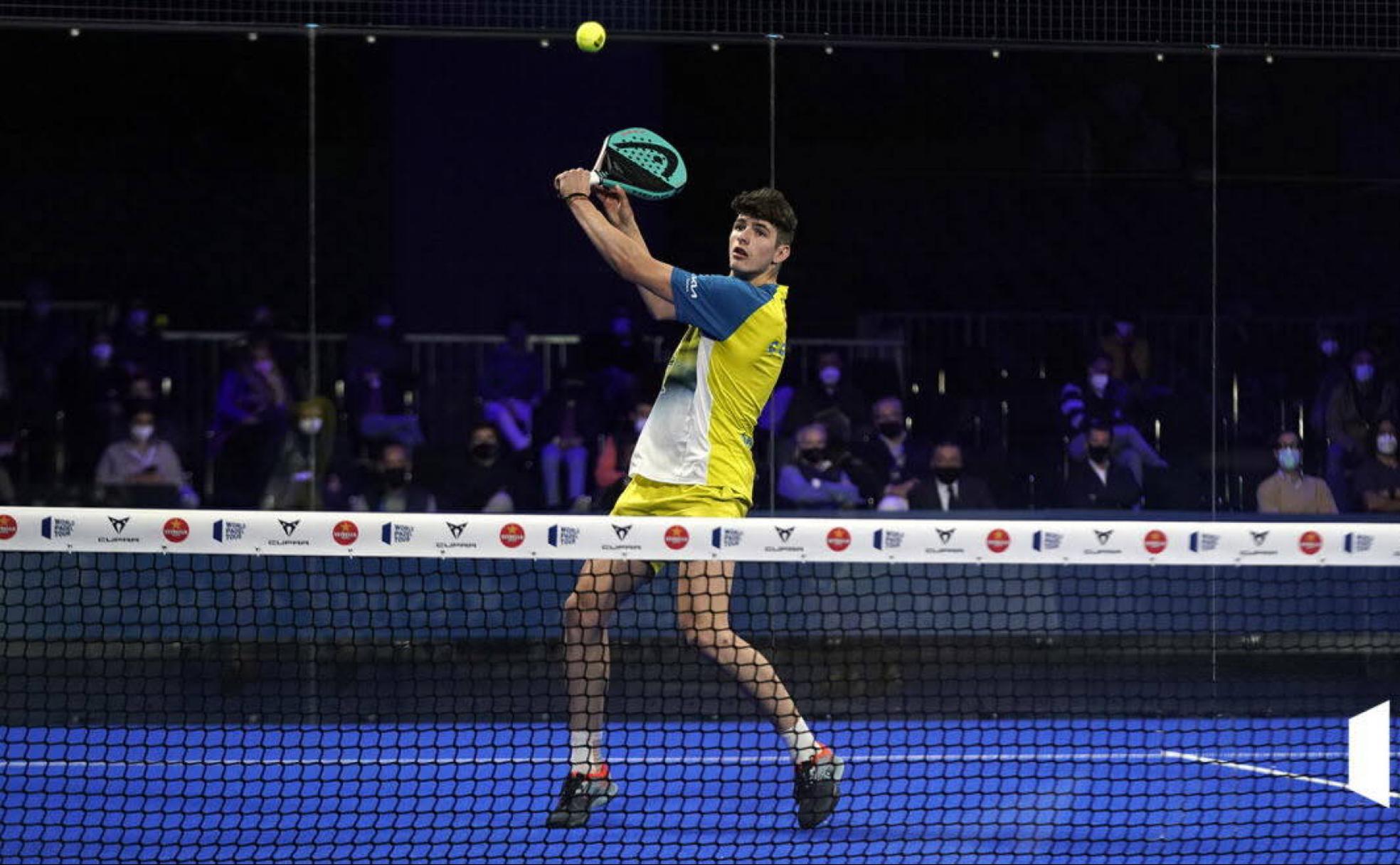 Arturo Coello remata de revés. 