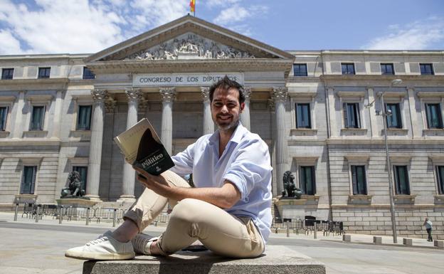Barrera posa con su libro.