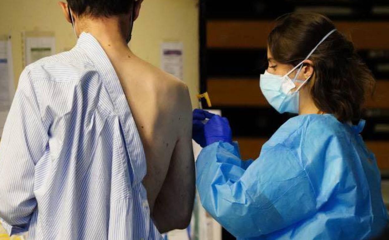Un vecino de Salamanca recibe una vacuna contra el coronavirus.