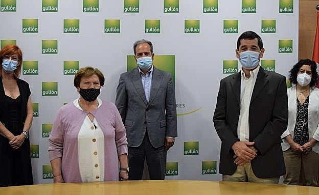 Representantes de Gullón y de Fundación Personas, tras la firma del convenio.