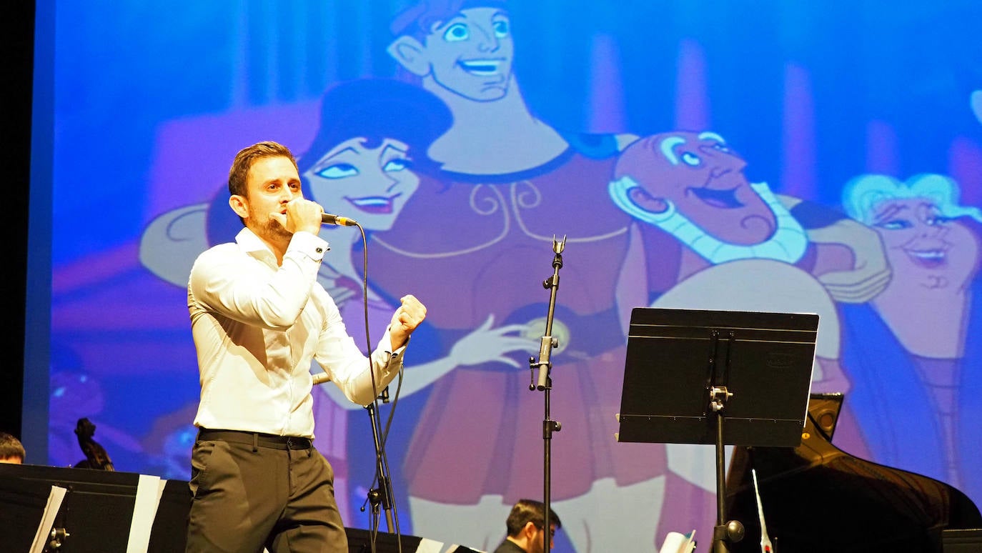 El tenor Álvaro Medrano interpretando 'Ese es mi destino' de Hércules, una de las películas de Disney que entonó junto a la soprado Natalia Bravo