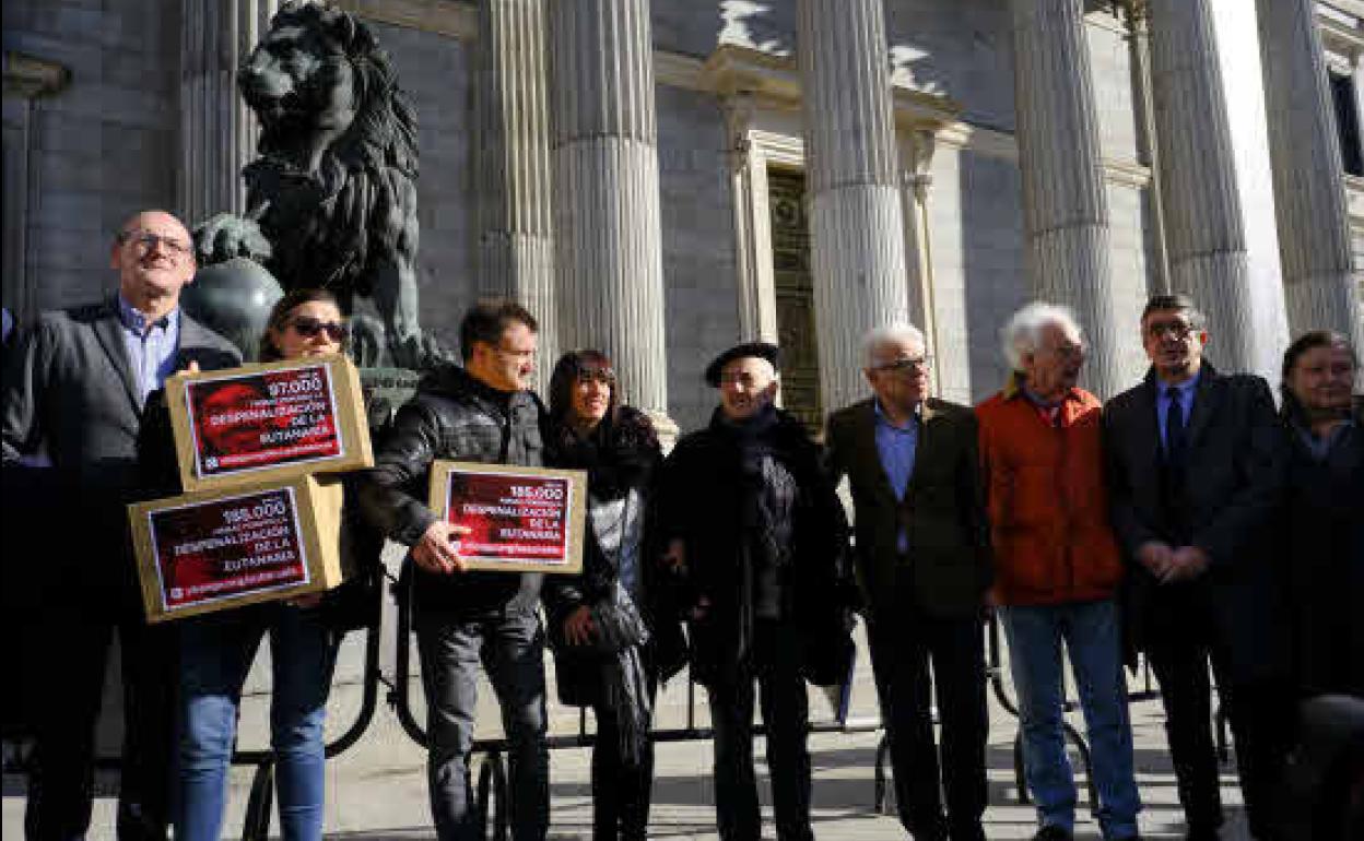 Entrega de firmas de apoyo en el Congreso de los Diputados en febrero de 2019. 