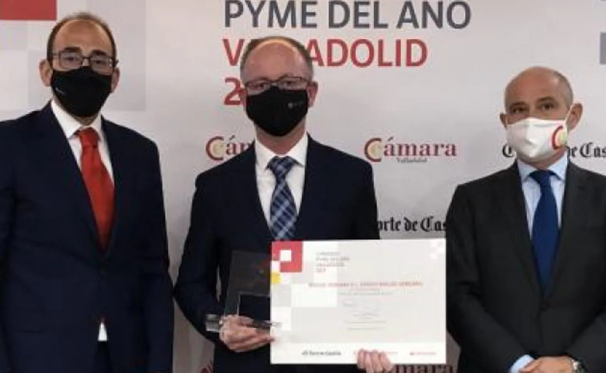Víctor Caramanzana (d), entrega el Premio Pyme del Año a Miguel Vergara (c) junto al representante del Banco Santander.