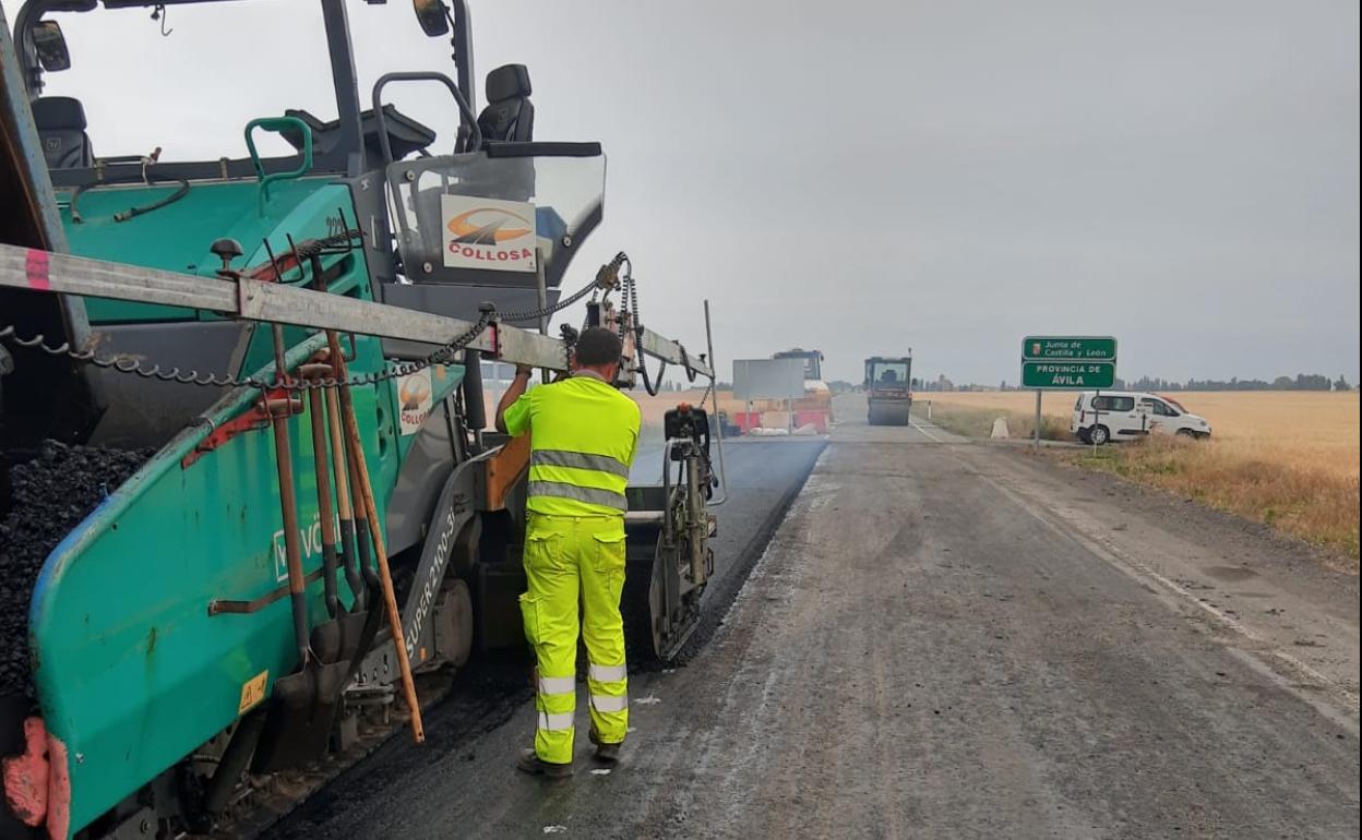 Trabajos de asfaltado en la carretera