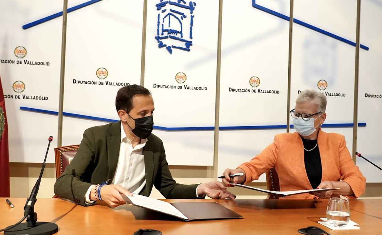 Conrado Íscar y Adela Cabezas firman el acuerdo. 