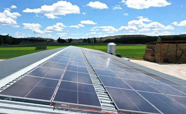 Imagen principal - Instalaciones de autoconsumo realizadas por EiDF: de arriba a abajo, y de izquierda a derecha, SAT Cascalejos, Bodegas Copaboca y Chacinerías Díaz.