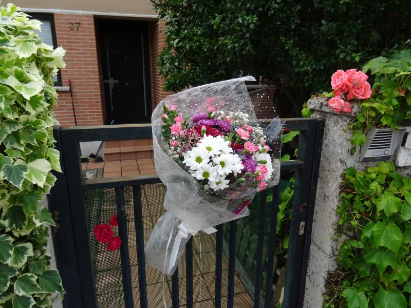 Flores en la puerta de la casa en la que fue asesinada África por su marido. 