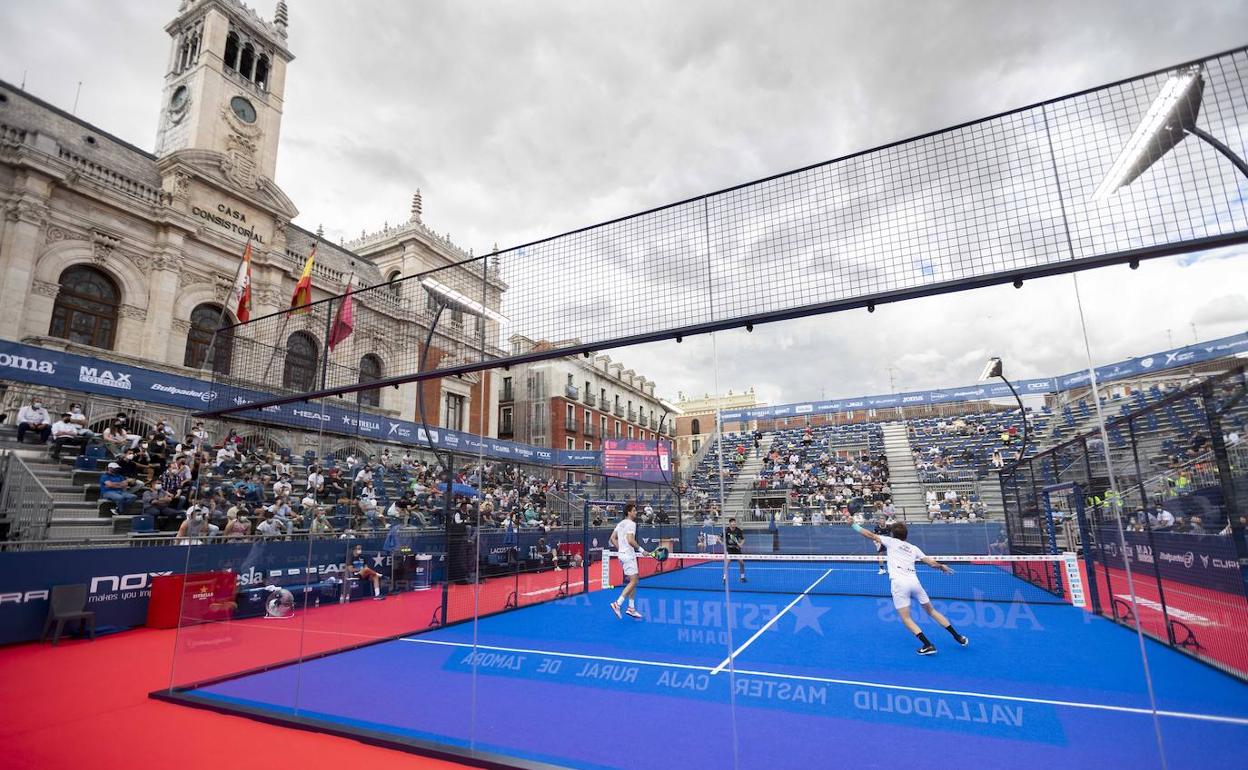 Imagen panorámica de uno de los partidos en la pista de la Plaza Mayor.