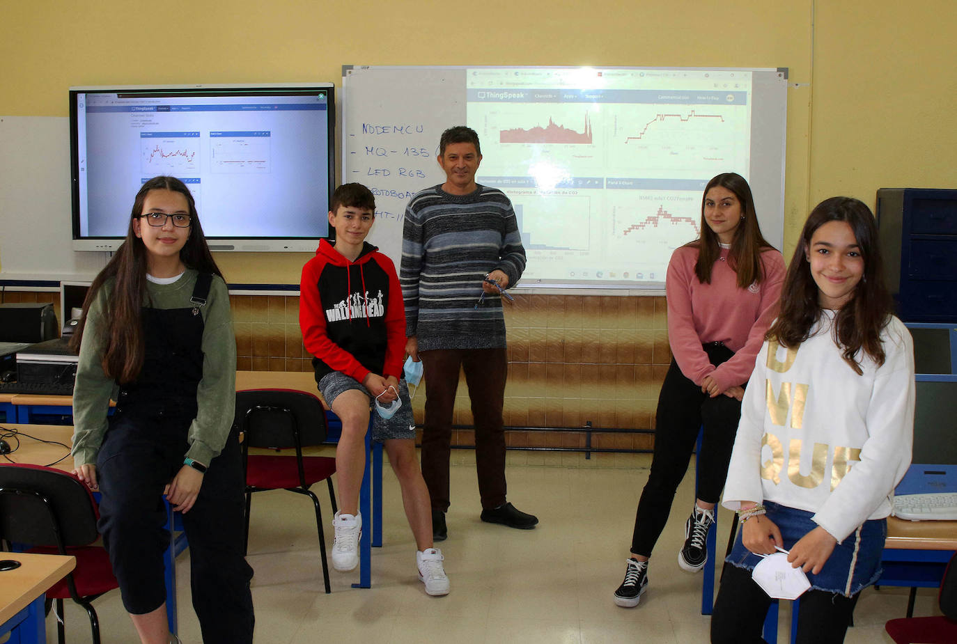 Profesor y alumnos del instituto Mariano Quintanilla que han desarrollado el proyecto.