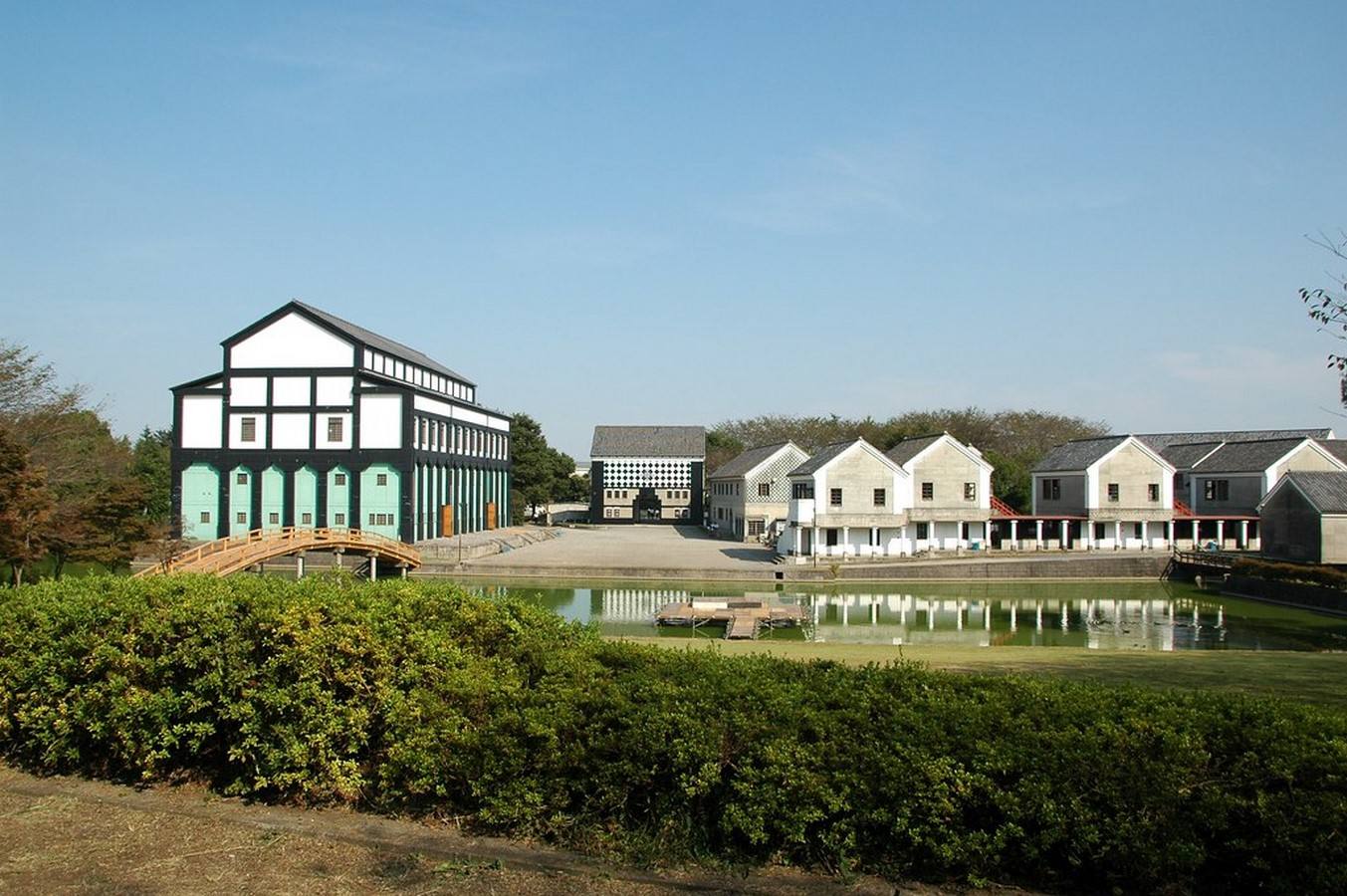 Imagen principal - Arriba, campus de la Universidad de Tokio. Abajo, The Medlock House, de Christopher Alexander y, del mismo autor, construcción de viviendas de bajo coste en Mexicali. 