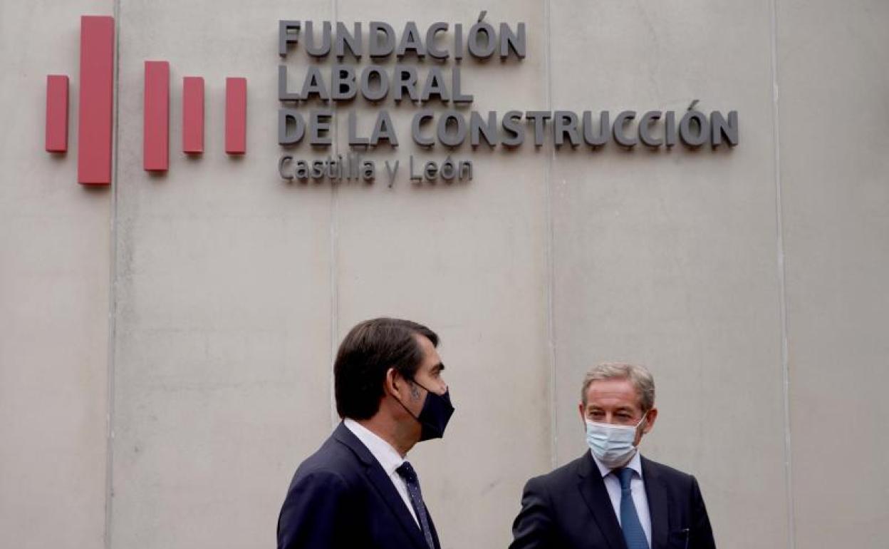 El consejero de Fomento y Medio Ambiente, Juan Carlos Suárez-Quiñones, con el presidente de la Confederación de la Construcción y de la Fundación Laboral de la Construcción, Javier Vega.