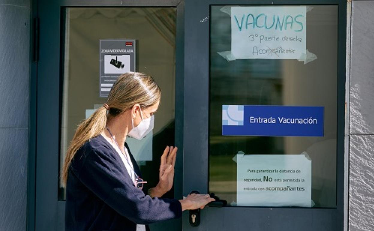 Entrada a una de las zonas de vacunación de Ávila. 