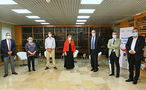 José Antonio Rodríguez,Teresa Pérez, José Antonio Pascual Repiso, Gloria Sánchez, Federico Plaza, José Ramón González Porras y Carlos Aganzo, en la Hemeroteca de El Norte de Castilla.