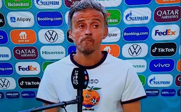 Luis Enrique, con la camiseta de 'Naranjito'.