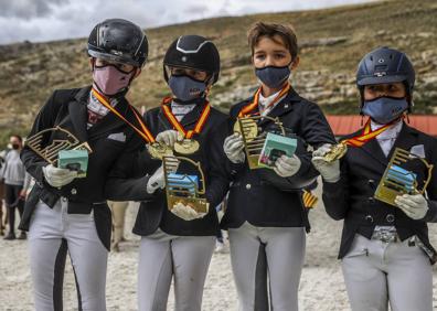 Imagen secundaria 1 - Los catalanes del equipo Mickey Mouse, campeones de España de doma clásica por equipos