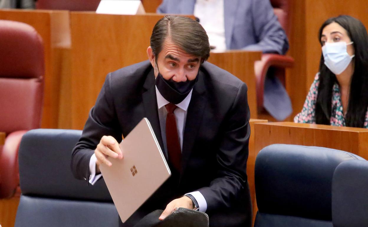 Juan Carlos Suárez-Quiñones, consejero de Fomento y Medio Ambiente, en el pleno de las Cortes.