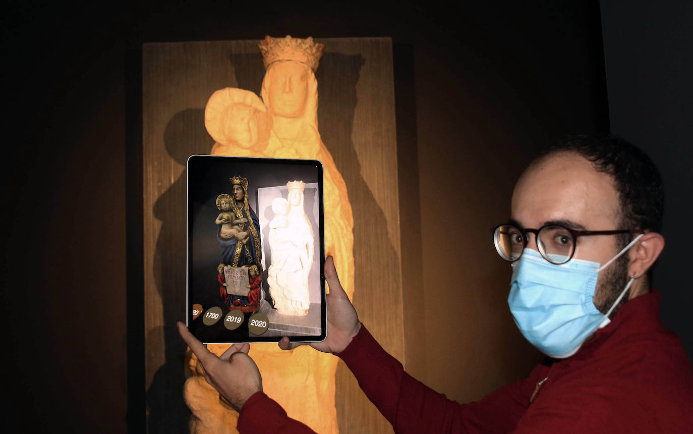 Nestor Marqués muestra la recreación volumétrica de la Virgen con la imagen original al fondo.