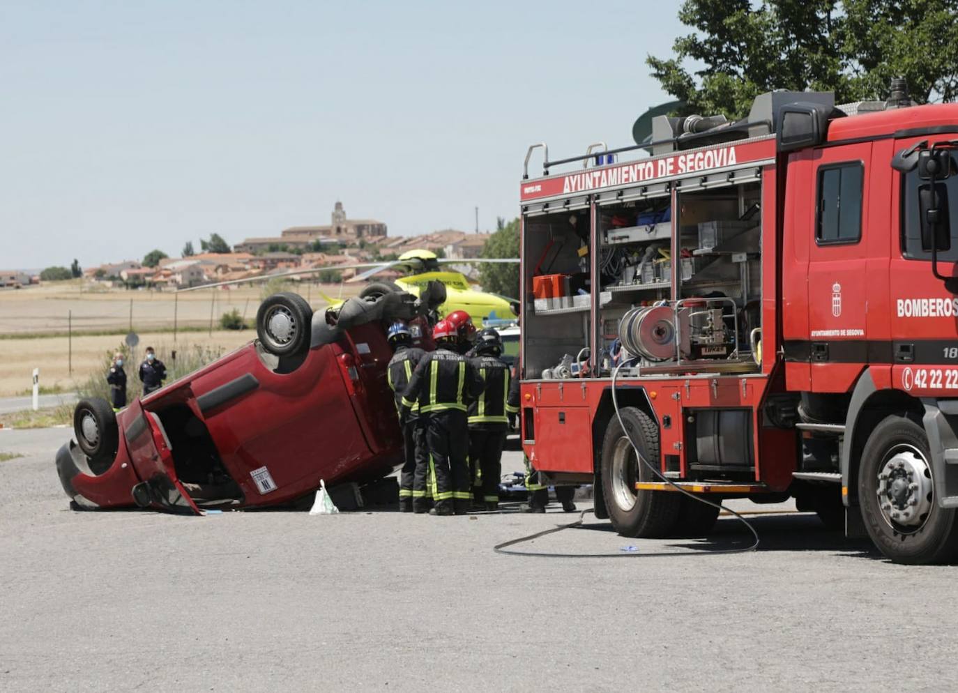 Furgoneta volcada tras el accidente ocurrido en la CL-605.