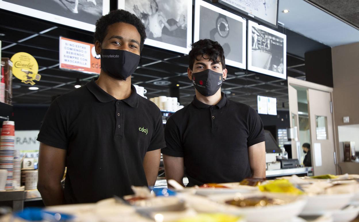Jordan, camarero del CDO Covaresa que se formó con JuanSoñador, y Sergio, alumnos en prácticas que acaba de terminar el curso de la entidad social. 