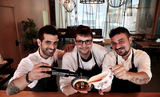 Nacho Urueña, Miguelón Fargallo y Manu Sanzo con su salmorejo en el Gastrolava. 