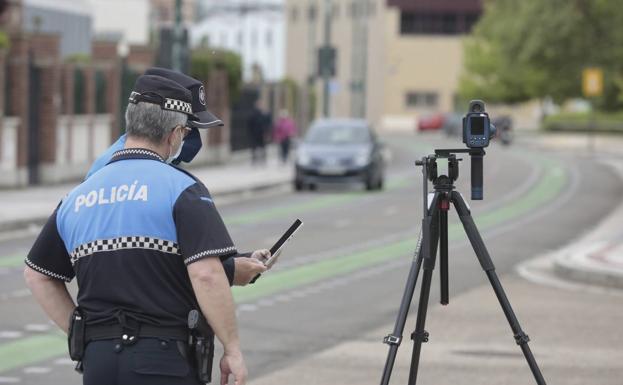 Trípode con cinemómetro instalado por los policías municipales en el camino del Cabildo, una de las vías limitadas a treinta por hora.