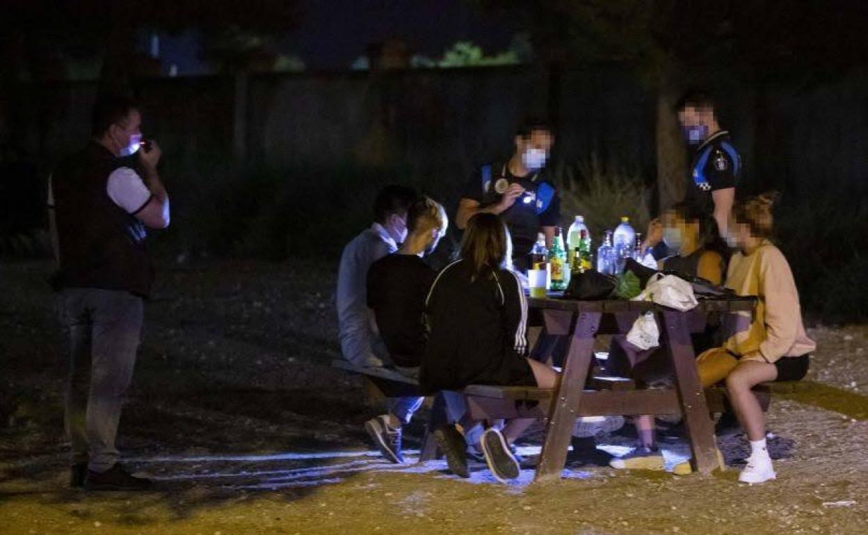 La Policía Local interviene en varios botellones con más de 150 jóvenes en León durante la noche de San Juan