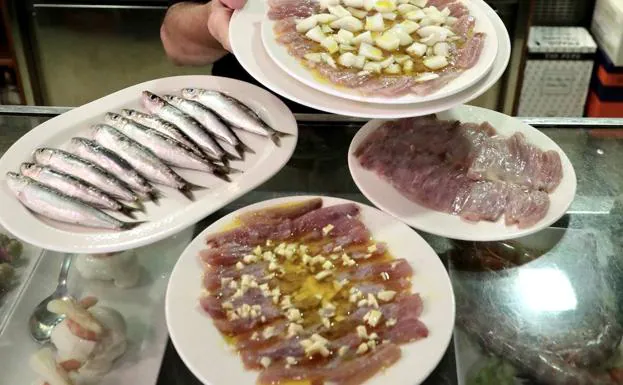 Diferentes maneras de comer las sardinas en la barra de Paco Espinosa. 
