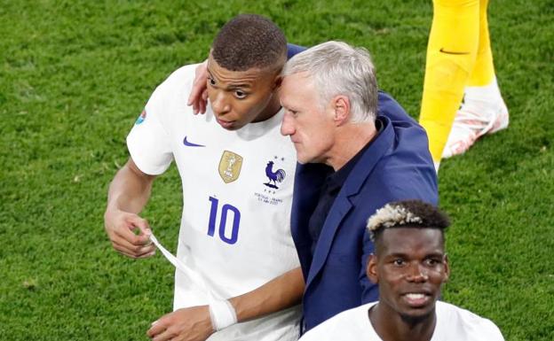 Kylian Mbappé habla con Didier Deschamps. 