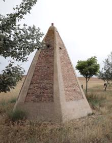 Imagen secundaria 2 - Arriba, la Fuente del Caño y al fondo, a la izquierda, el merendero. Abajo, el trazado de la ermita Santa Ana, y el arca mayor del sistema de canalizaciones.