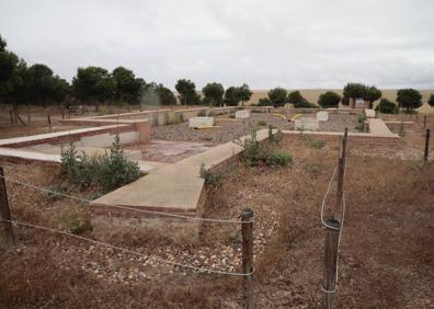 Imagen secundaria 1 - Arriba, la Fuente del Caño y al fondo, a la izquierda, el merendero. Abajo, el trazado de la ermita Santa Ana, y el arca mayor del sistema de canalizaciones.