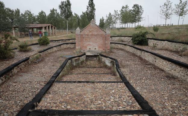 Imagen principal - Arriba, la Fuente del Caño y al fondo, a la izquierda, el merendero. Abajo, el trazado de la ermita Santa Ana, y el arca mayor del sistema de canalizaciones.