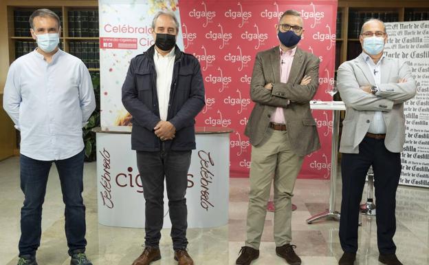 José Manuel Iglesias, Tomás Jurío, Raúl Escudero y Carlos León en la hemeroteca de El Norte. 